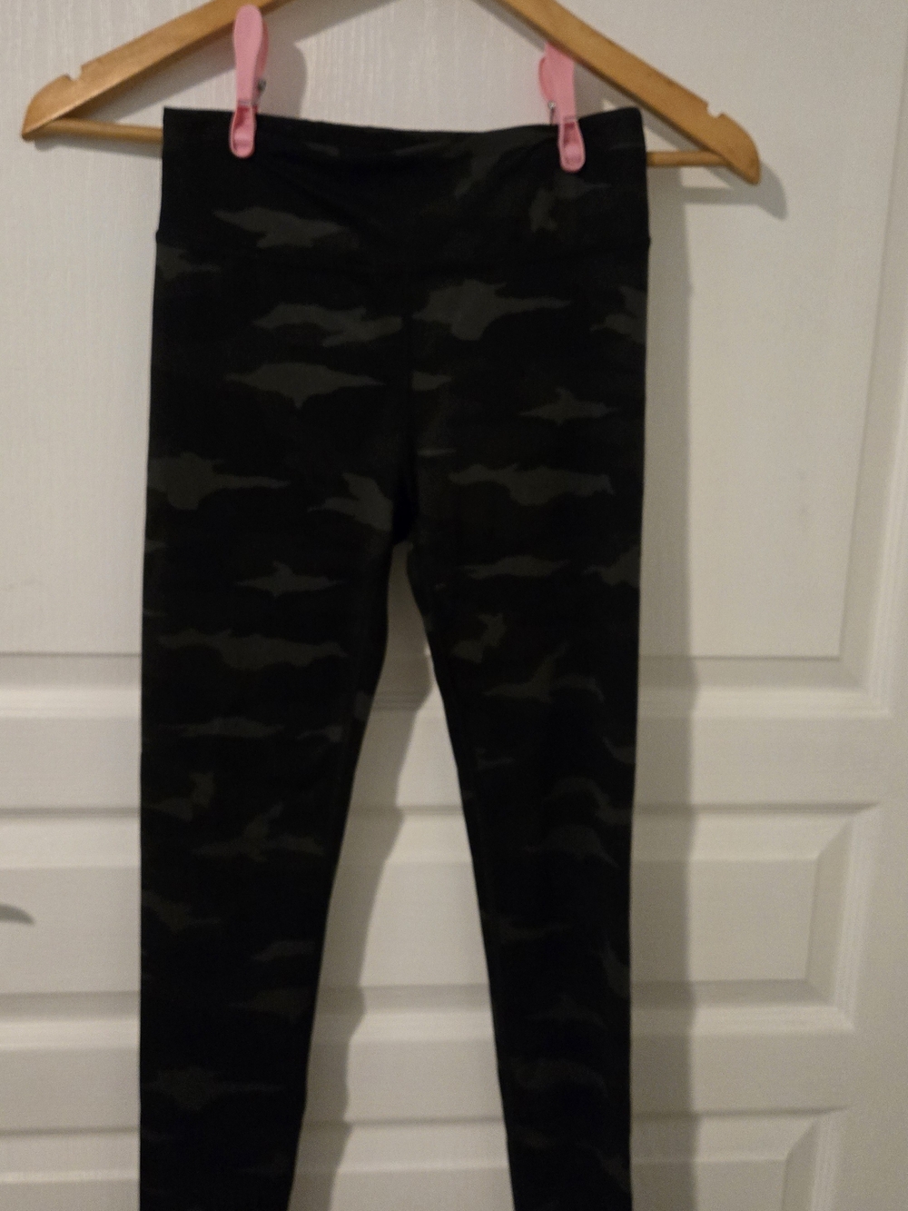 Athleta Kids Black & Dark Gray Camo Leggings